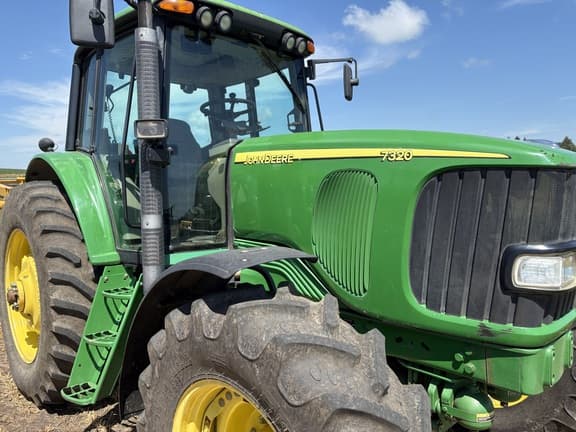 Image of John Deere 7320 equipment image 2