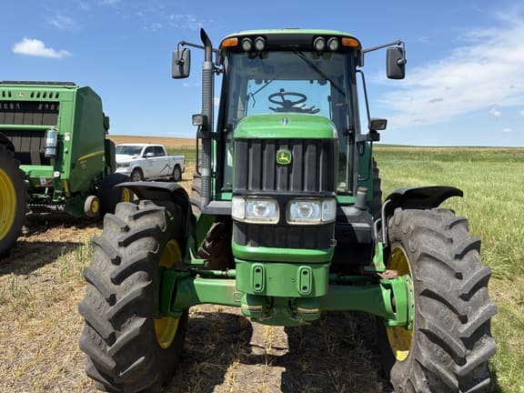 Image of John Deere 7320 equipment image 1