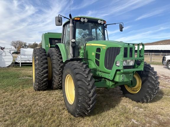 Image of John Deere 7330 equipment image 3