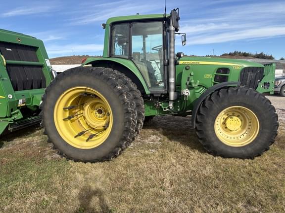 Image of John Deere 7330 equipment image 4