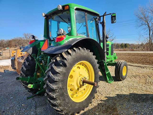 Image of John Deere 7330 equipment image 3