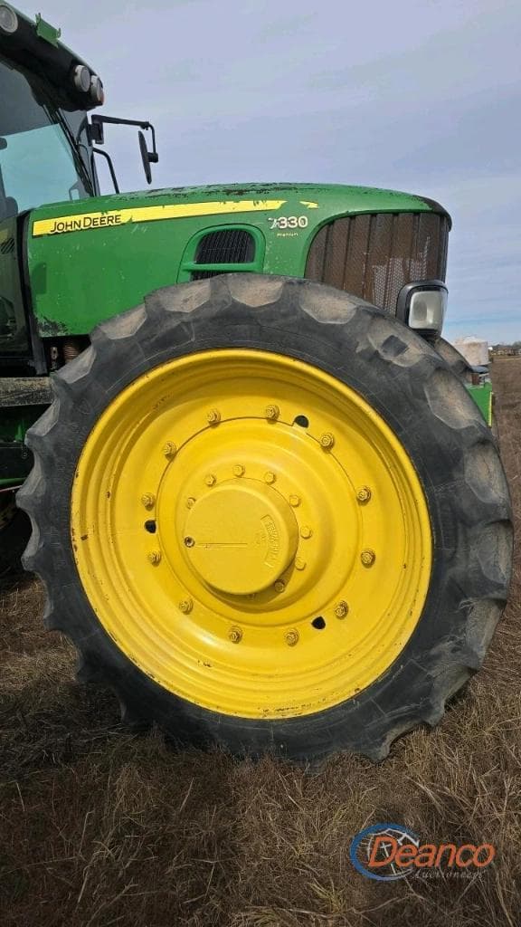 Image of John Deere 7330 equipment image 3