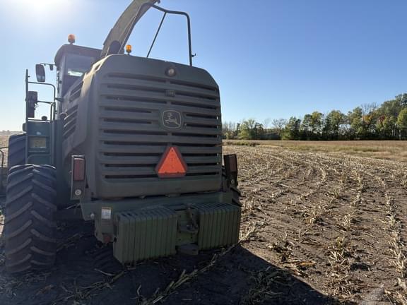 Image of John Deere 7400 equipment image 2