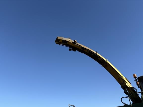 Image of John Deere 7400 equipment image 3