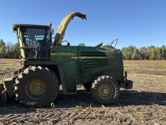 Image of John Deere 7400 equipment image 1
