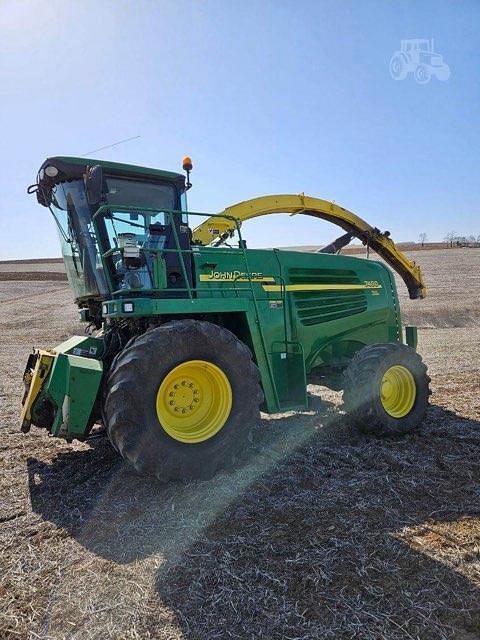 Image of John Deere 7400 equipment image 1