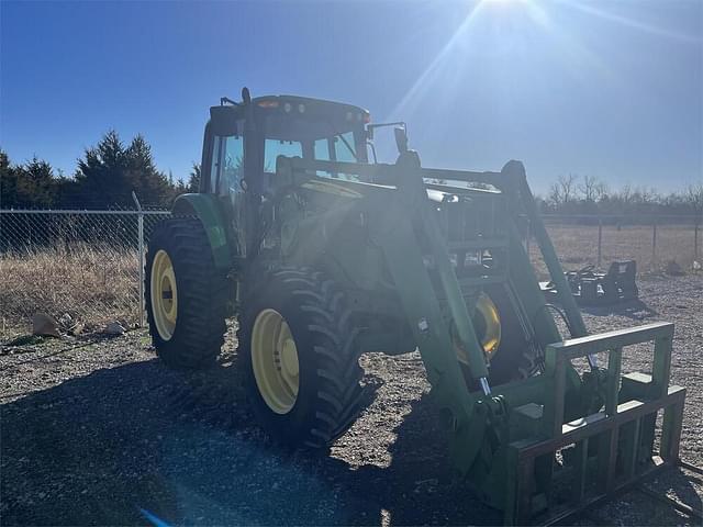 Image of John Deere 7520 equipment image 1