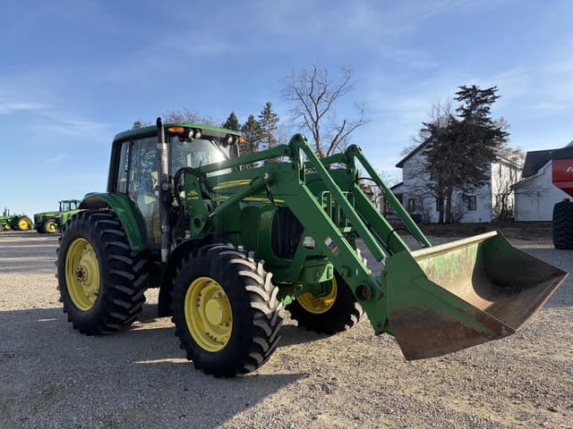 Image of John Deere 7520 equipment image 4