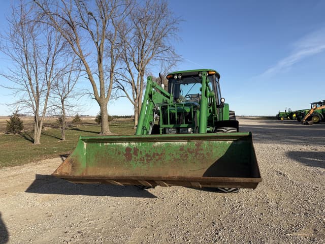 Image of John Deere 7520 equipment image 2