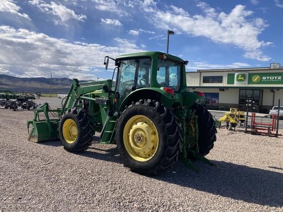 Image of John Deere 7520 equipment image 2