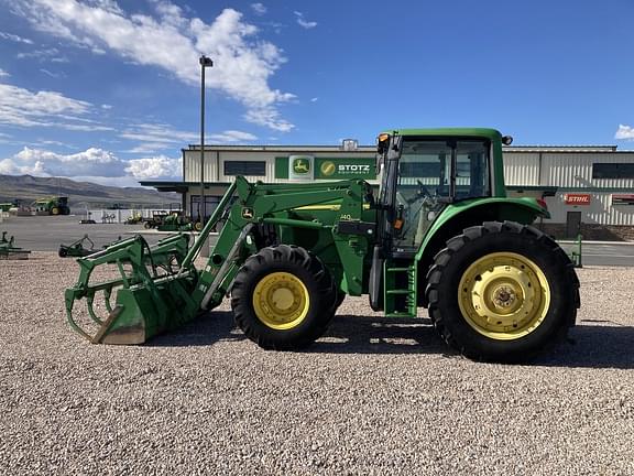 Image of John Deere 7520 equipment image 1