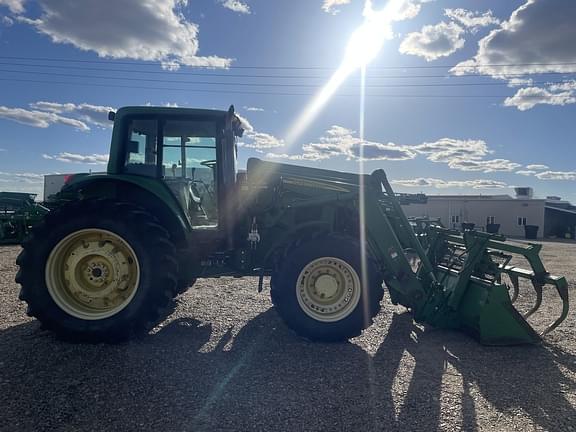 Image of John Deere 7520 equipment image 3