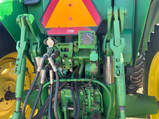 Image of John Deere 7520 equipment image 4