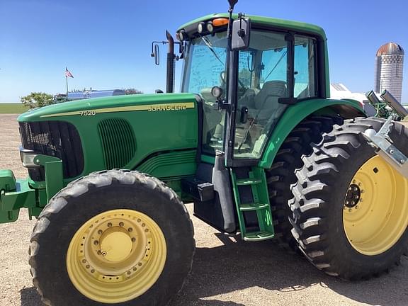 Image of John Deere 7520 equipment image 2