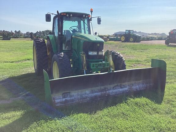 Image of John Deere 7520 equipment image 3