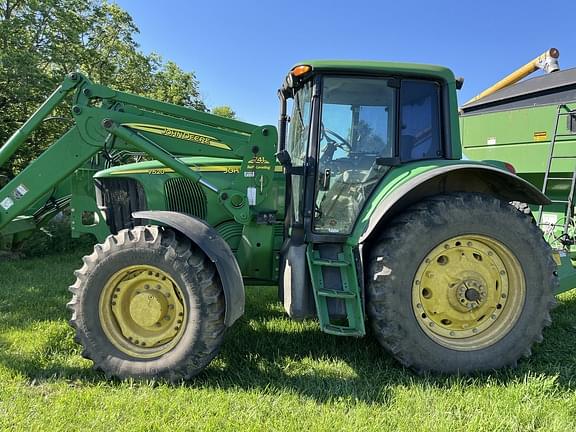 Image of John Deere 7520 equipment image 1