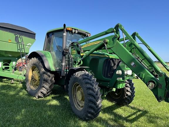 Image of John Deere 7520 equipment image 2