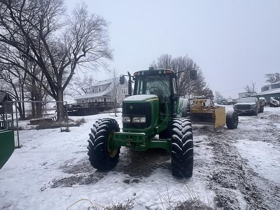 Image of John Deere 7520 equipment image 4