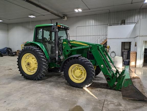 Image of John Deere 7520 equipment image 2