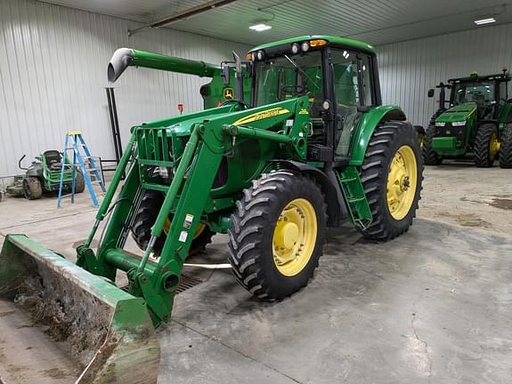 Image of John Deere 7520 Primary image