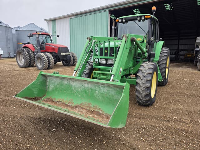 Image of John Deere 7520 equipment image 1