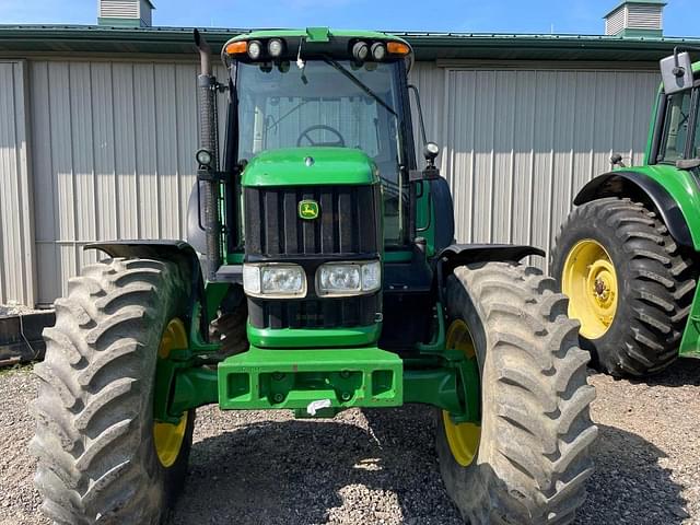 Image of John Deere 7520 equipment image 1