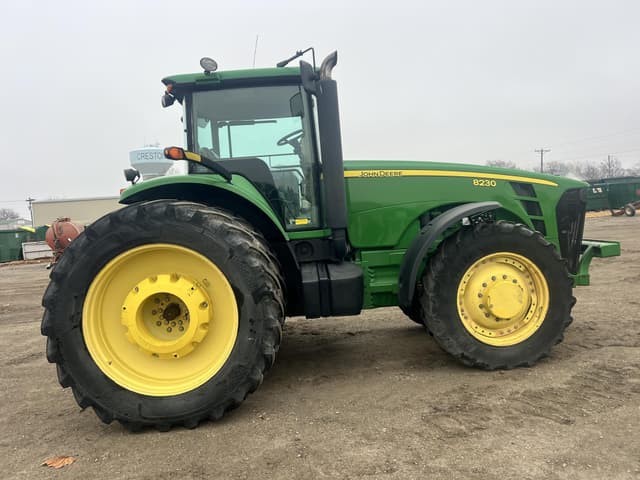Image of John Deere 8230 equipment image 2