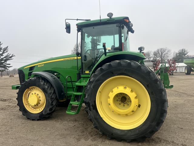 Image of John Deere 8230 equipment image 3