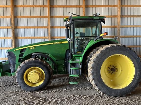 Image of John Deere 8230 equipment image 1