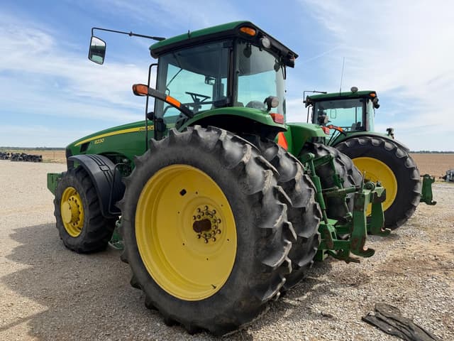 Image of John Deere 8230 equipment image 3