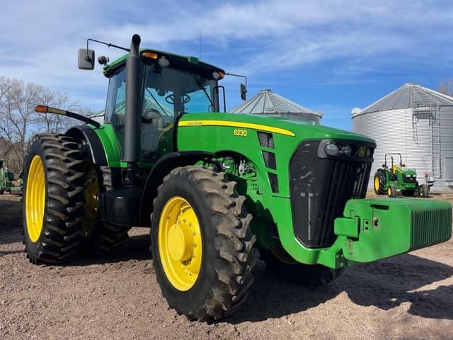 Image of John Deere 8230 equipment image 1
