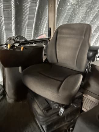 Image of John Deere 8330 equipment image 3