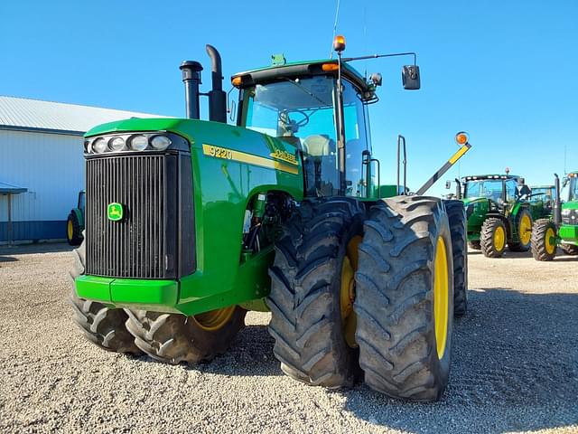 Image of John Deere 9220 equipment image 1