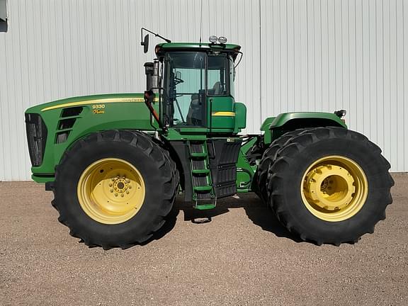 Image of John Deere 9330 equipment image 1