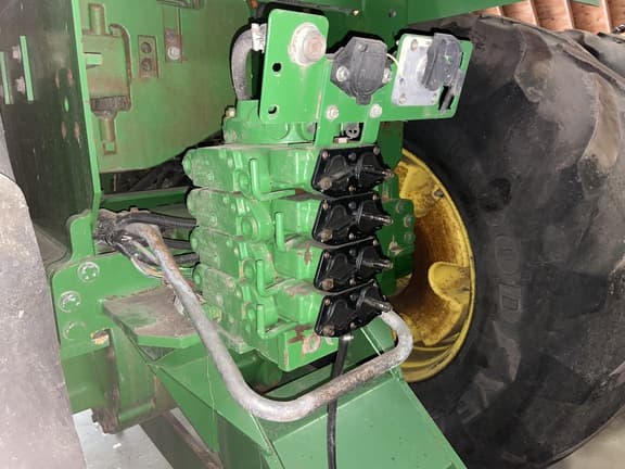 Image of John Deere 9520 equipment image 1