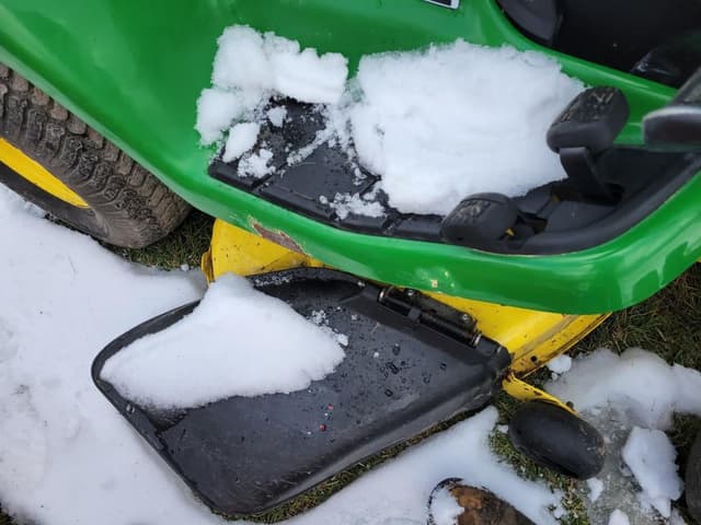 Image of John Deere X300 equipment image 4