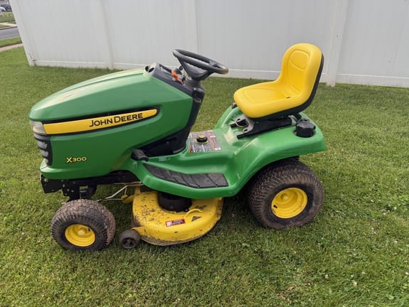 2007 John Deere X300 Equipment Image0