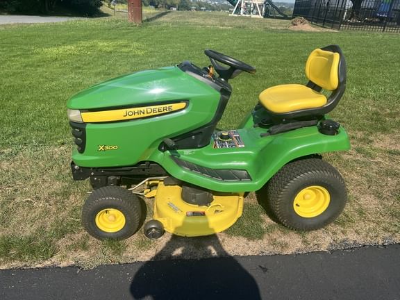 2007 John Deere X300 Equipment Image0