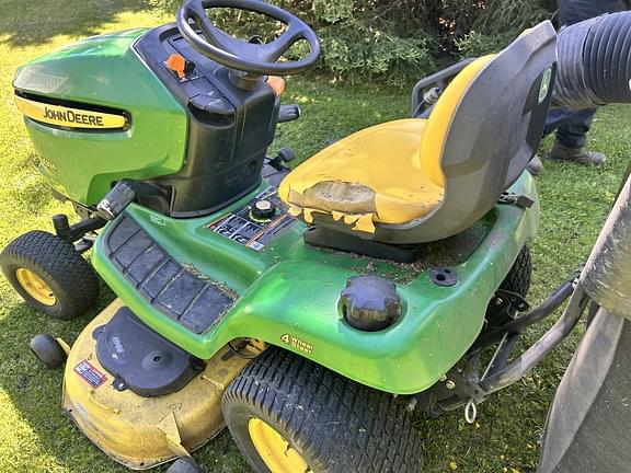 Image of John Deere X324 equipment image 3