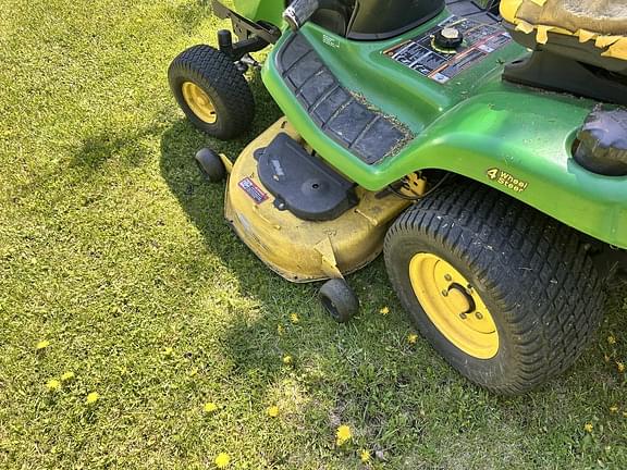 Image of John Deere X324 equipment image 2