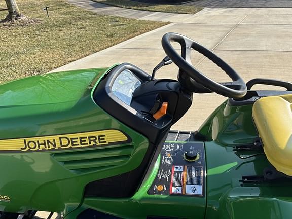 Image of John Deere X700 equipment image 2
