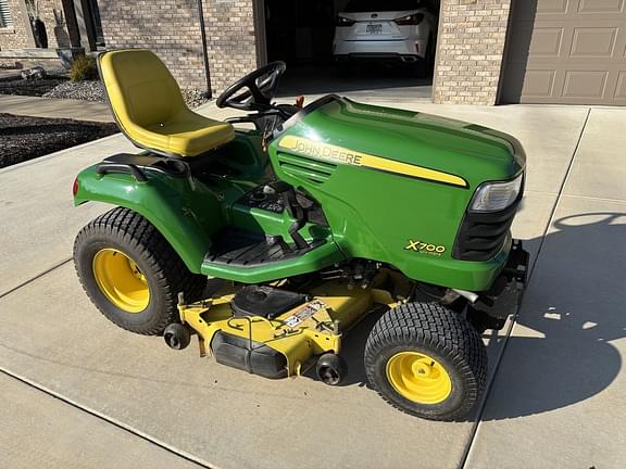 Image of John Deere X700 equipment image 1