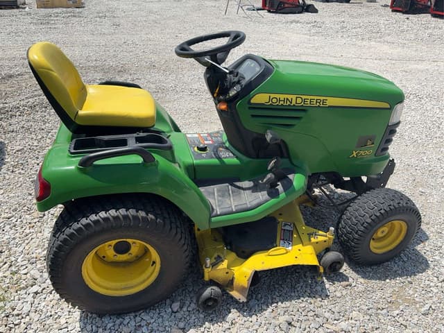 Image of John Deere X700 equipment image 4