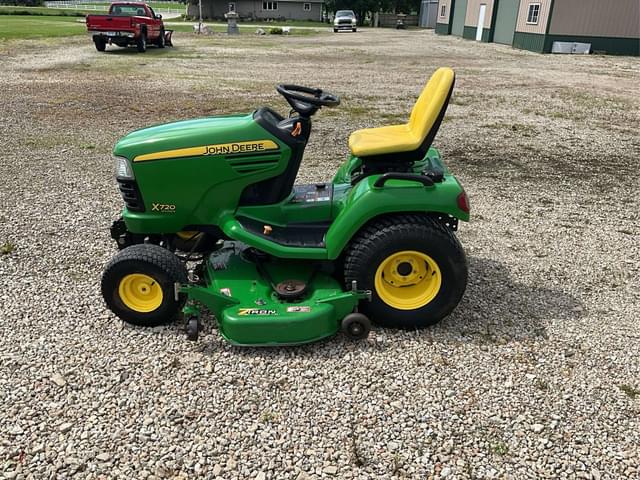Image of John Deere X720 equipment image 1