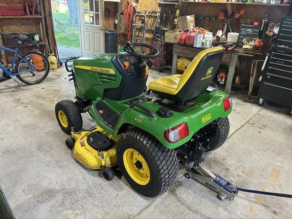 Image of John Deere X724 equipment image 1