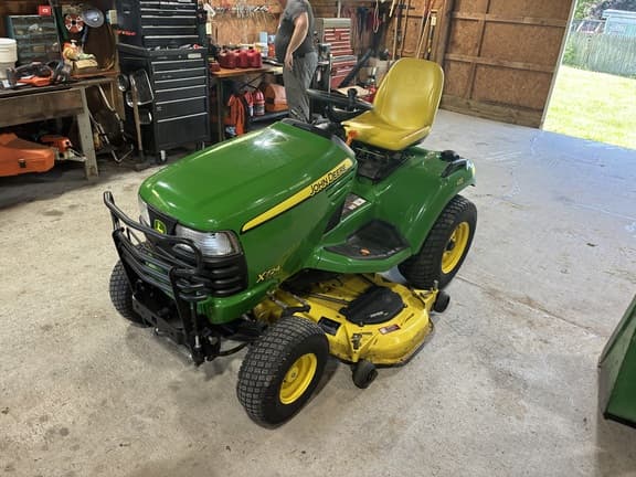 Image of John Deere X724 equipment image 2