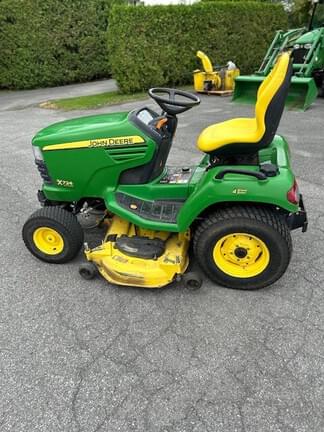 Image of John Deere X724 equipment image 3