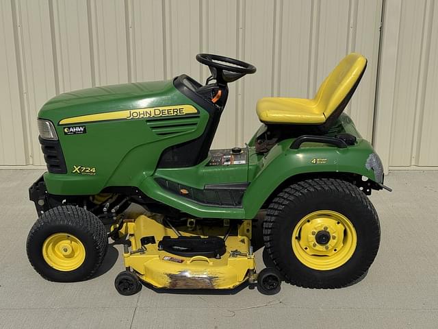 Image of John Deere X724 equipment image 1