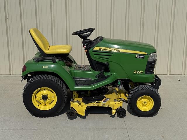 Image of John Deere X724 equipment image 4