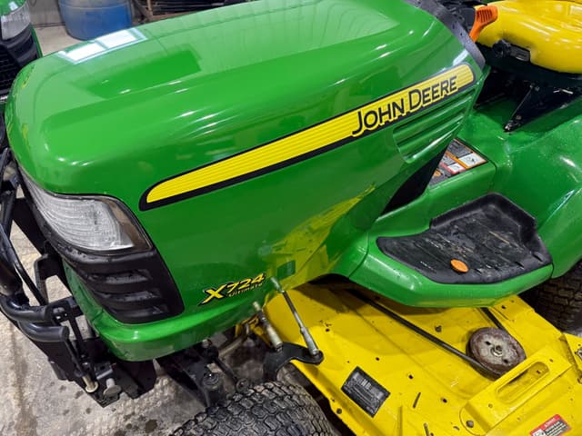 Image of John Deere X724 equipment image 4